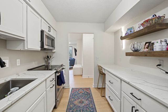 6328 Barrie Road 3M, Edina, MN 55435