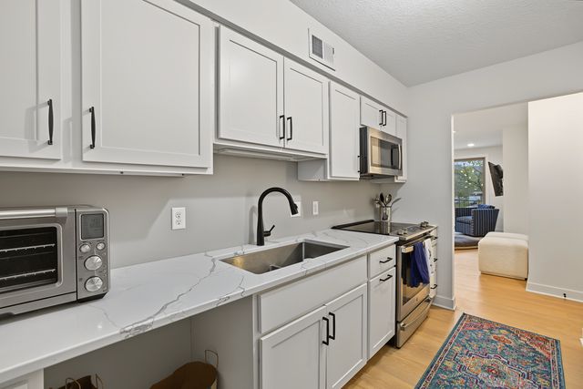 6328 Barrie Road 3M, Edina, MN 55435