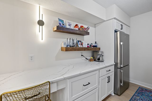 6328 Barrie Road 3M, Edina, MN 55435