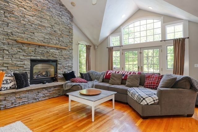 8 Shady Lane Dr, Burlington, MA 01803