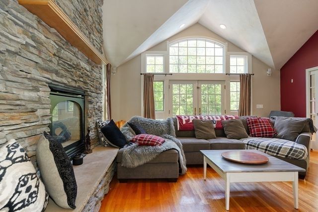 8 Shady Lane Dr, Burlington, MA 01803