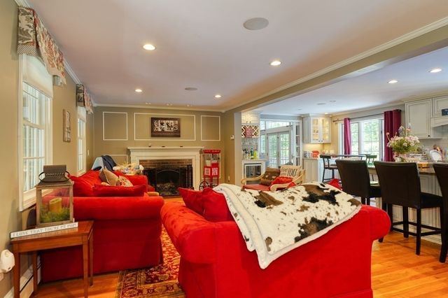 8 Shady Lane Dr, Burlington, MA 01803