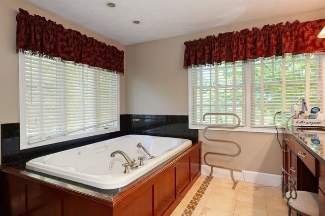 8 Shady Lane Dr, Burlington, MA 01803