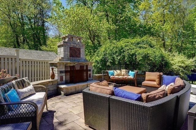 8 Shady Lane Dr, Burlington, MA 01803