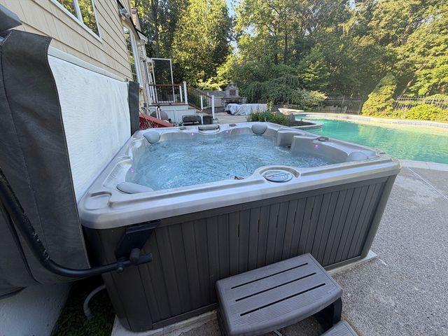 8 Shady Lane Dr, Burlington, MA 01803