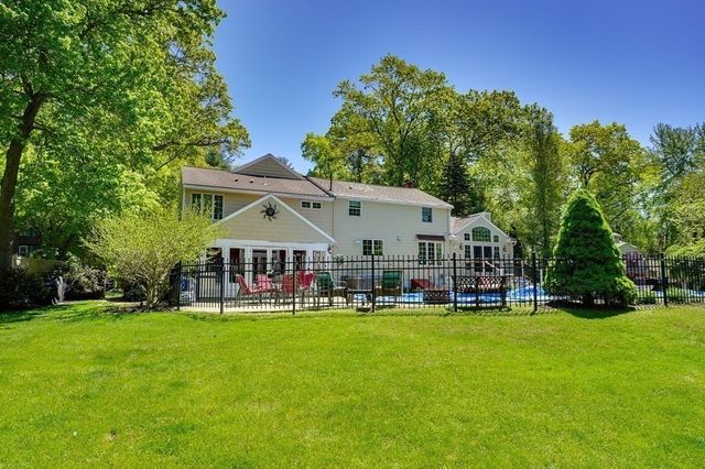 8 Shady Lane Dr, Burlington, MA 01803