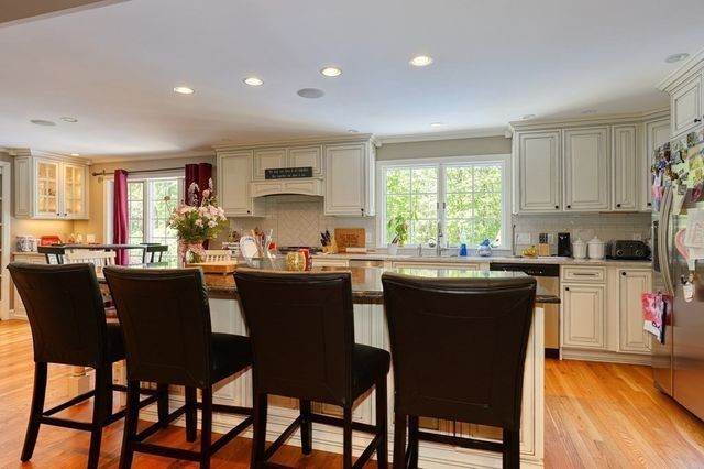 8 Shady Lane Dr, Burlington, MA 01803