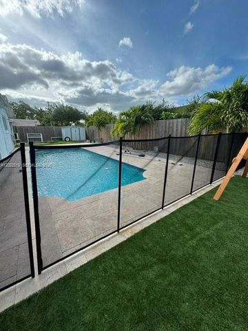 876 Gardenia Dr, Royal Palm Beach, FL 33411