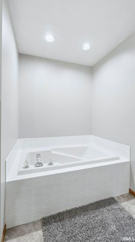 2101 White Plains Court, Fort Wayne, IN 46815