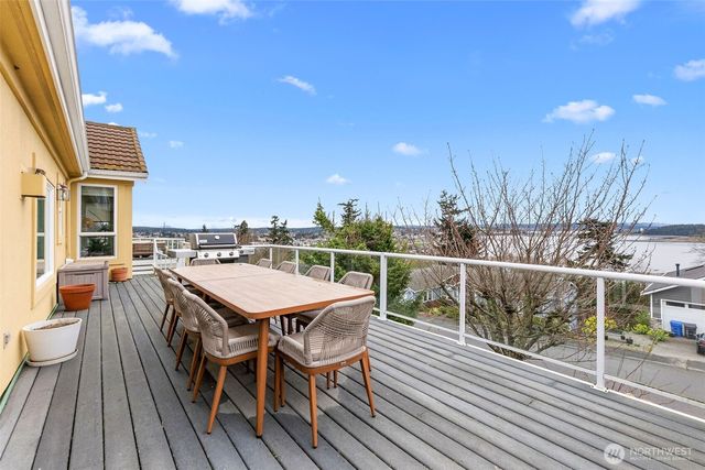 2411 SW Freund Street, Oak Harbor, WA 98277