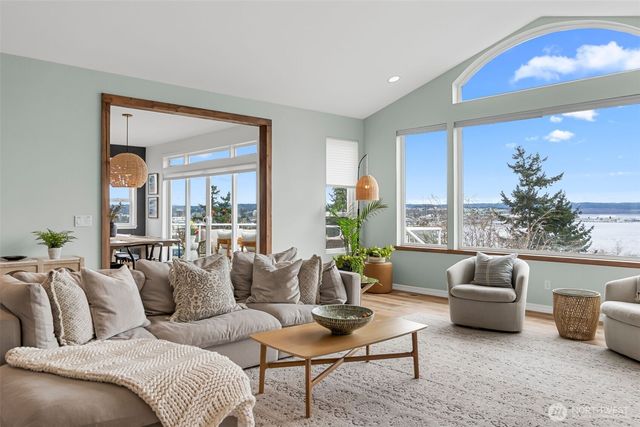 2411 SW Freund Street, Oak Harbor, WA 98277