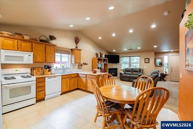 3802 Somerset Dr NE, Albany, OR 97322