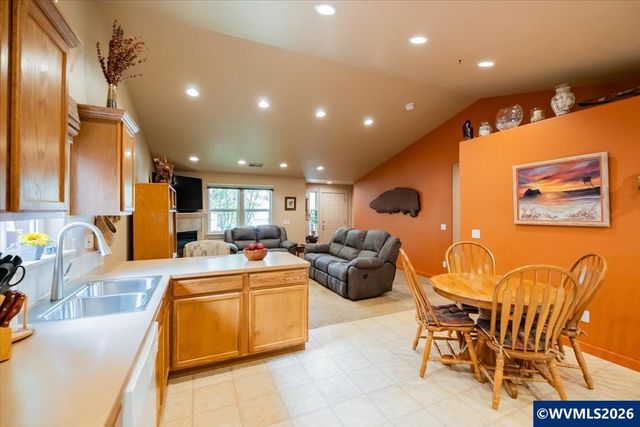 3802 Somerset Dr NE, Albany, OR 97322