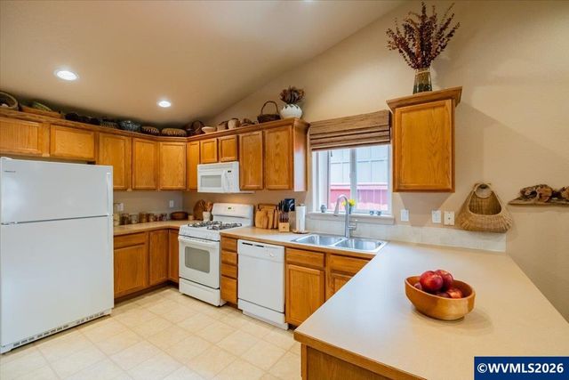 3802 Somerset Dr NE, Albany, OR 97322
