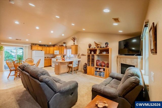 3802 Somerset Dr NE, Albany, OR 97322