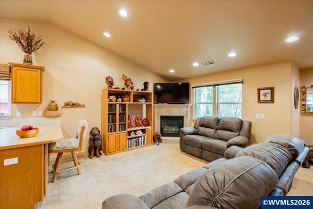 3802 Somerset Dr NE, Albany, OR 97322