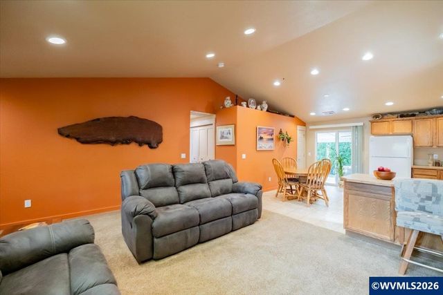 3802 Somerset Dr NE, Albany, OR 97322