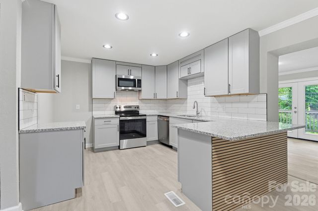 810 Echo Glen Road, Charlotte, NC 28213