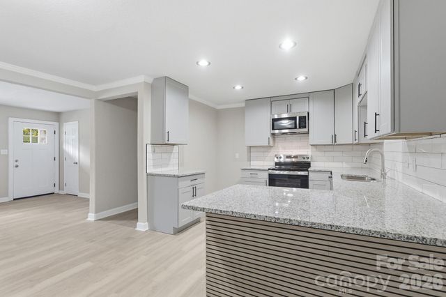 810 Echo Glen Road, Charlotte, NC 28213