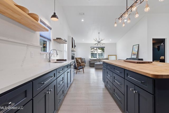 1211 Bowen Avenue, Ocean Springs, MS 39564