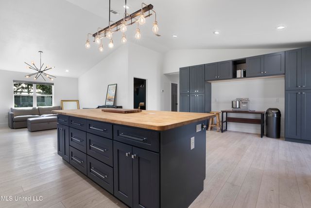 1211 Bowen Avenue, Ocean Springs, MS 39564