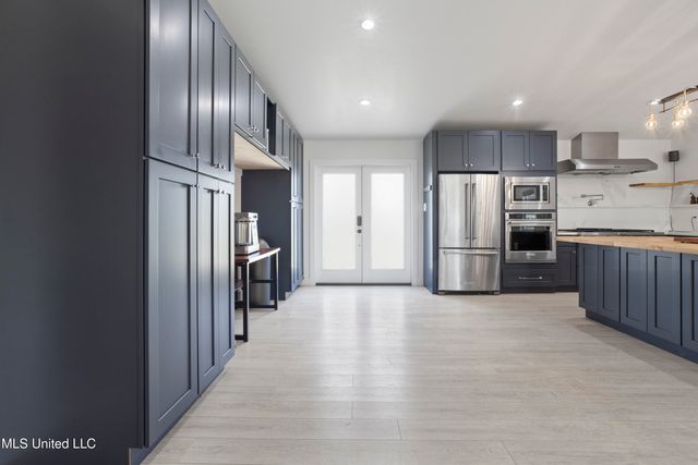 1211 Bowen Avenue, Ocean Springs, MS 39564