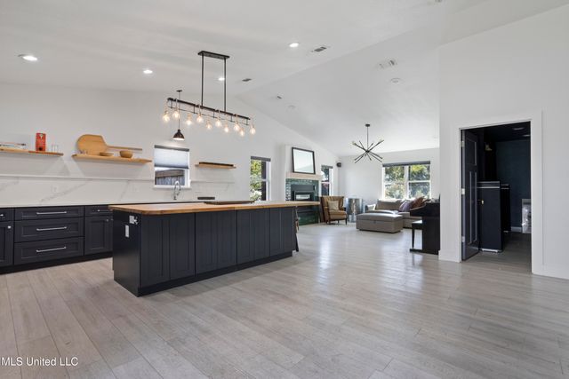 1211 Bowen Avenue, Ocean Springs, MS 39564