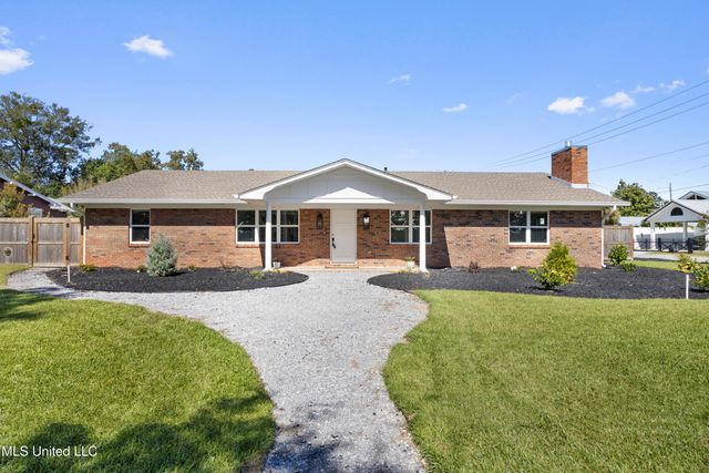 1211 Bowen Avenue, Ocean Springs, MS 39564