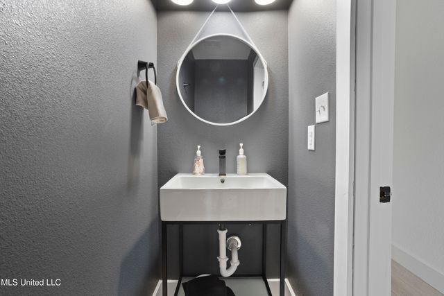 1211 Bowen Avenue, Ocean Springs, MS 39564