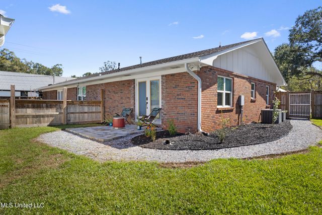 1211 Bowen Avenue, Ocean Springs, MS 39564