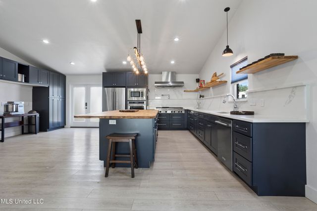 1211 Bowen Avenue, Ocean Springs, MS 39564