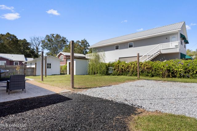 1211 Bowen Avenue, Ocean Springs, MS 39564