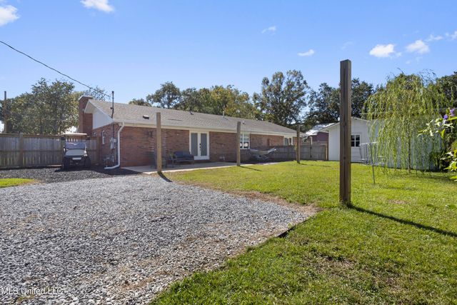 1211 Bowen Avenue, Ocean Springs, MS 39564