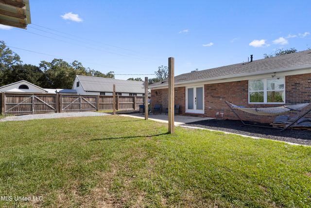 1211 Bowen Avenue, Ocean Springs, MS 39564