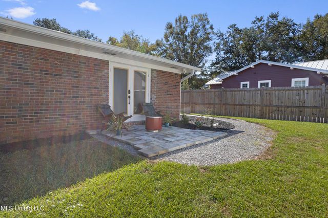 1211 Bowen Avenue, Ocean Springs, MS 39564