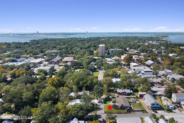 1211 Bowen Avenue, Ocean Springs, MS 39564