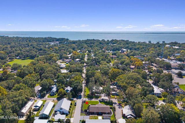 1211 Bowen Avenue, Ocean Springs, MS 39564