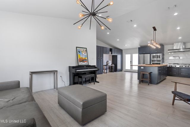 1211 Bowen Avenue, Ocean Springs, MS 39564