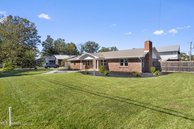 1211 Bowen Avenue, Ocean Springs, MS 39564