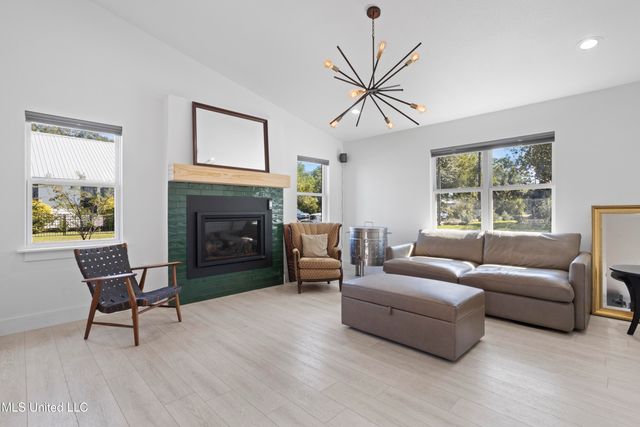 1211 Bowen Avenue, Ocean Springs, MS 39564