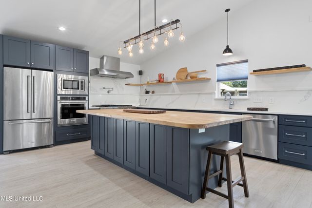 1211 Bowen Avenue, Ocean Springs, MS 39564