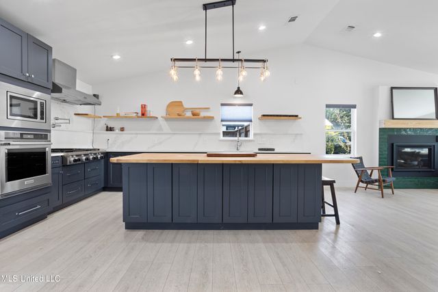 1211 Bowen Avenue, Ocean Springs, MS 39564