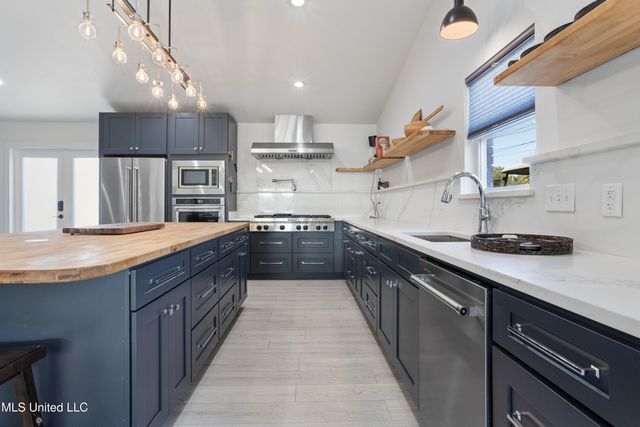 1211 Bowen Avenue, Ocean Springs, MS 39564