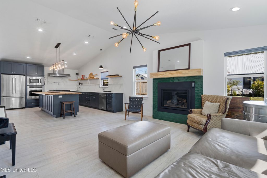 1211 Bowen Avenue, Ocean Springs, MS 39564