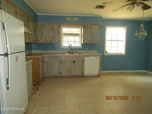 3116 Grand Point Highway, Breaux Bridge, LA 70517