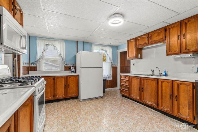 2 N Van Buren Street, Newark, IL 60541