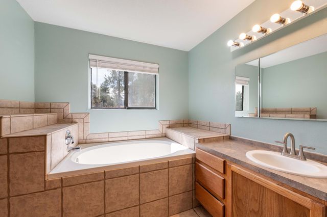 92 Nightingale Lane, Tijeras, NM 87059