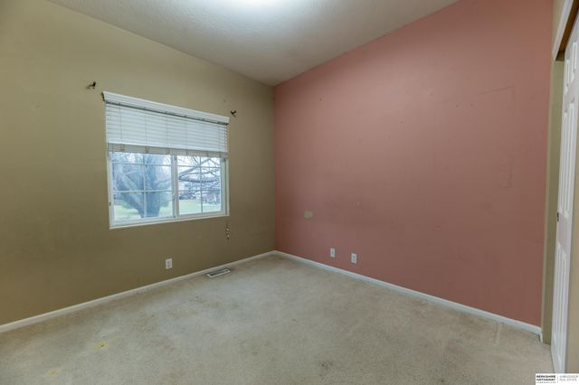 6215 N 146th Street, Omaha, NE 68116