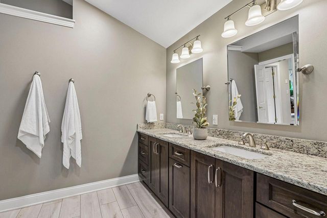 308 Copperfield DRIVE, Delafield, WI 53018