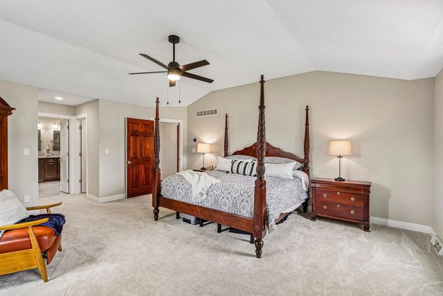 308 Copperfield DRIVE, Delafield, WI 53018